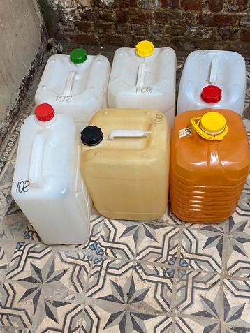 6 bidons / jerricanes 20L, 4€ pièce