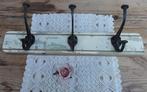 Brocante houten kapstokje met 3 dubbele smeedijzeren haken, Antiek en Kunst, Ophalen of Verzenden