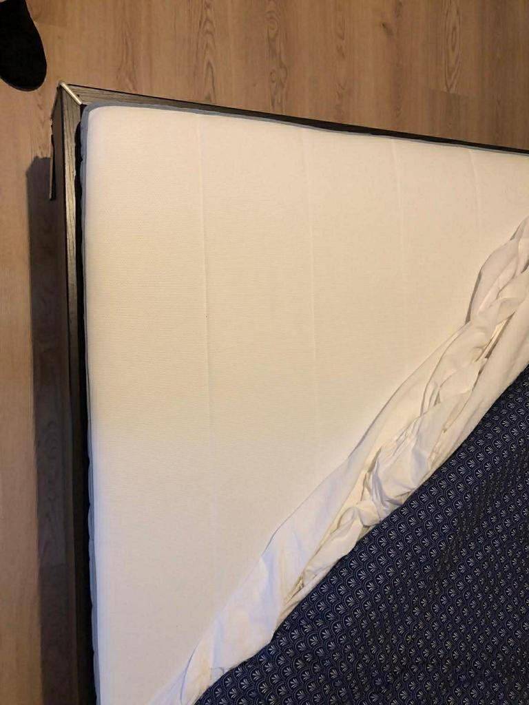Selling mattress and bed frame, Ophalen, Zo goed als nieuw
