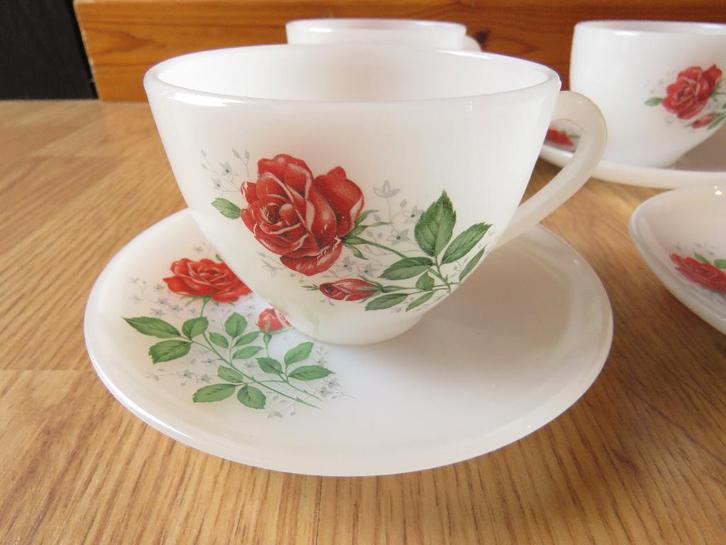 vintage arcopal 4 tasses motifs roses rouges, Huis en Inrichting, Keuken | Servies, Gebruikt, Kop(pen) en/of Schotel(s), Ophalen of Verzenden