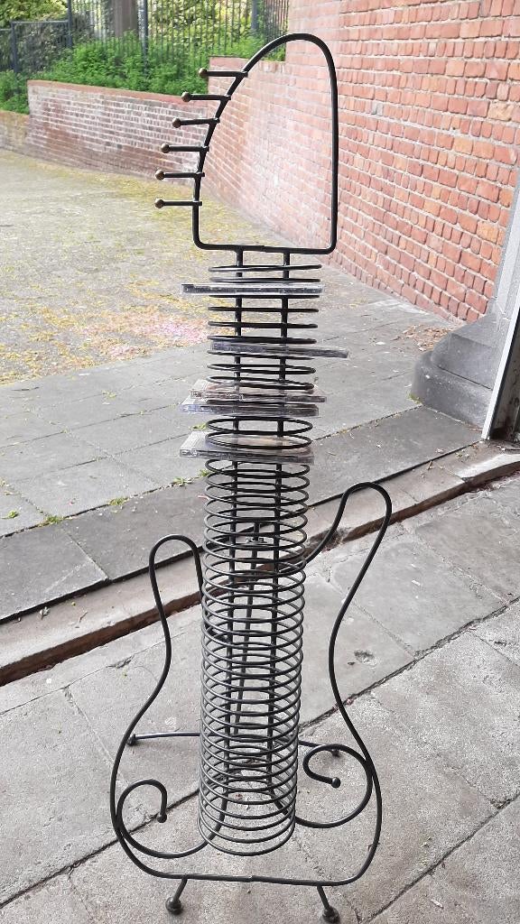 Porte-CD original en métal – forme guitare  (déco vintage), 25 à 75 disques, Comme neuf, Enlèvement, Métal