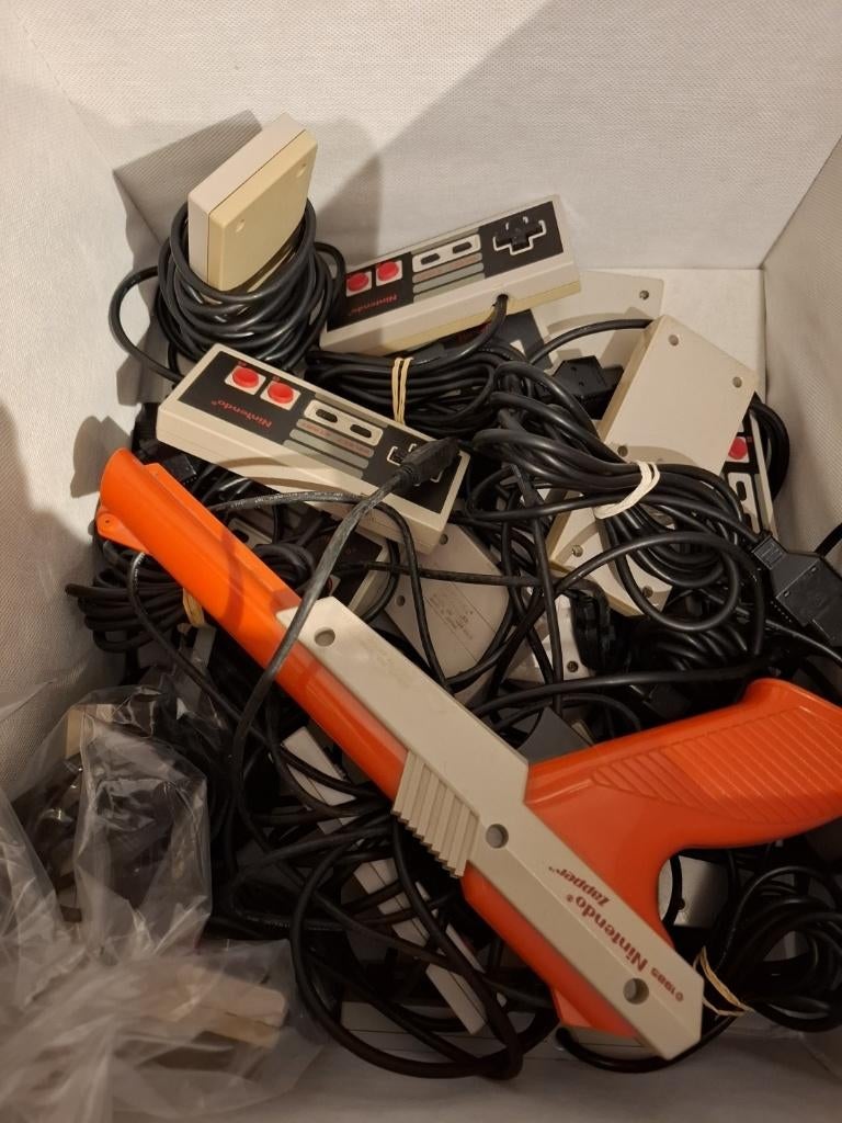 11x NES controllers & 1x Zapper, Games en Spelcomputers, Spelcomputers | Nintendo NES, Gebruikt, Met 3 controllers of meer, Met zapper/pistool