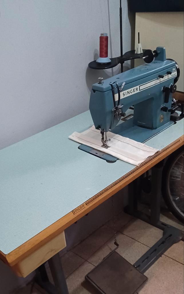 Machine à coudre professionnelle singer 20u, Hobby & Loisirs créatifs, Machines à coudre & Accessoires, Machine à coudre, Bernina