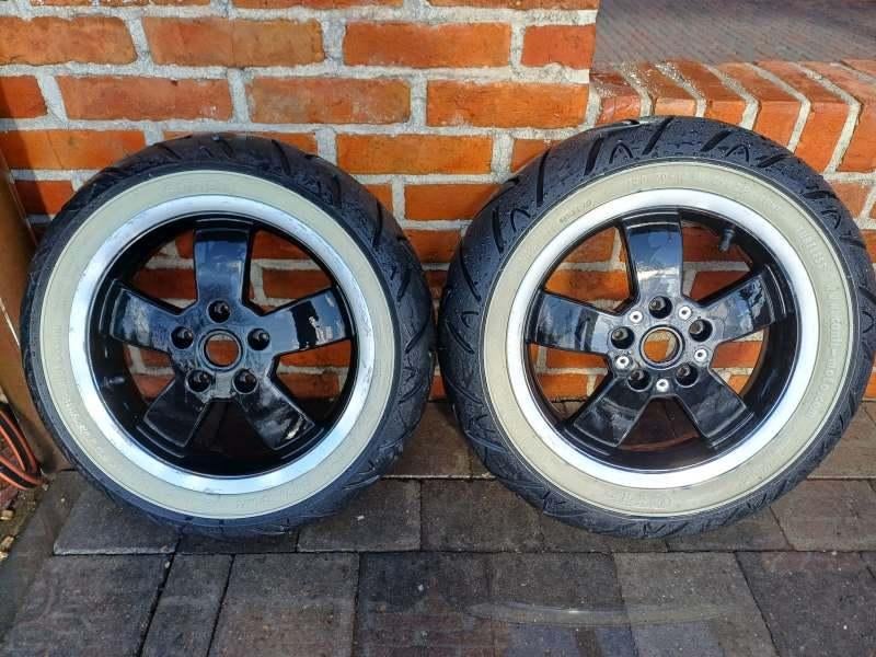 Jantes Vespa GTS avec nouveaux pneus à flancs blancs, Motos, Tuning & Styling, Enlèvement ou Envoi