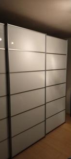 Kleerkast met 3 schuifdeuren in zeer goede staat, Ophalen, Zo goed als nieuw, Overige materialen, Met plank(en)