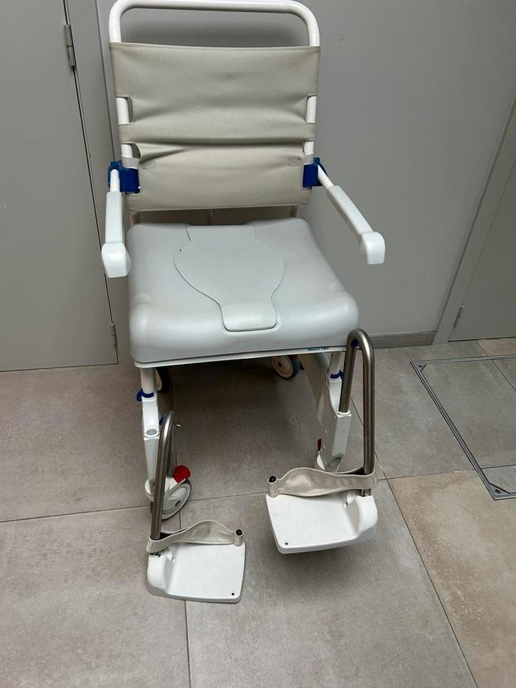 Douche- toiletstoel, Diversen, Rolstoelen, Zo goed als nieuw, Ophalen