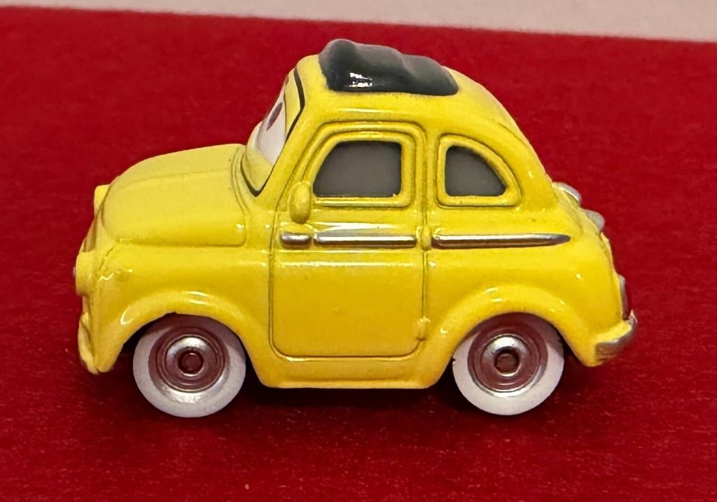 Disney Cars Luigi Die Cast 1:55, Hobby en Vrije tijd, Modelauto's | Overige schalen, Nieuw, Auto, Ophalen of Verzenden