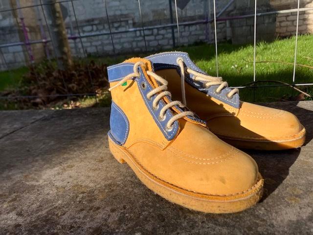 VINTAGE SUEDE KICKERS. MAAT 40. AMPER GEDRAGEN., Kleding | Dames, Schoenen, Zo goed als nieuw, Sneakers, Geel, Ophalen of Verzenden