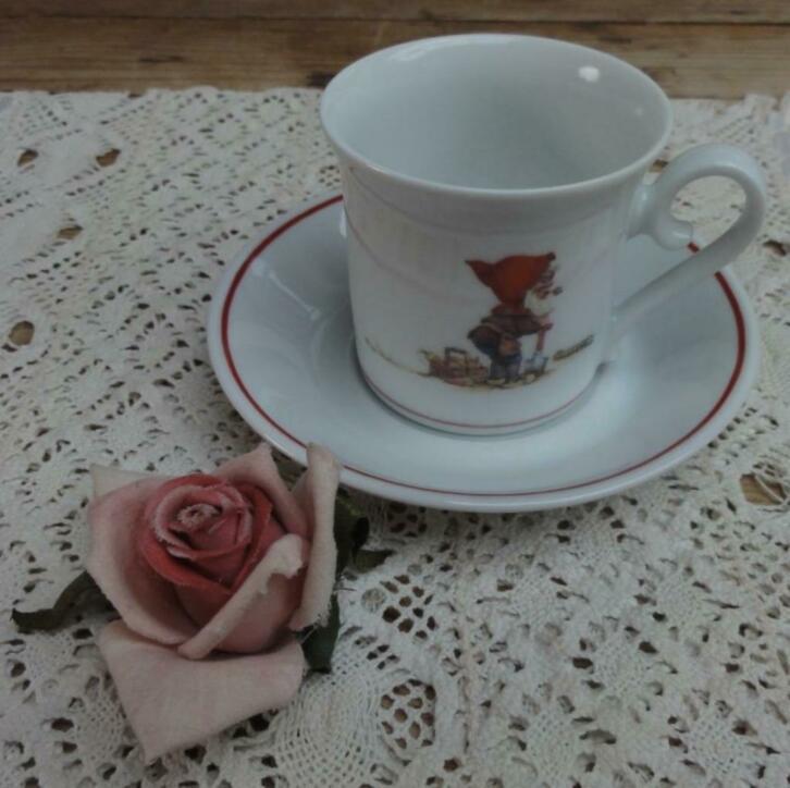 Vintage porseleinen kop en schotel met kabouter en rups, -, -, Ophalen of Verzenden, Zo goed als nieuw