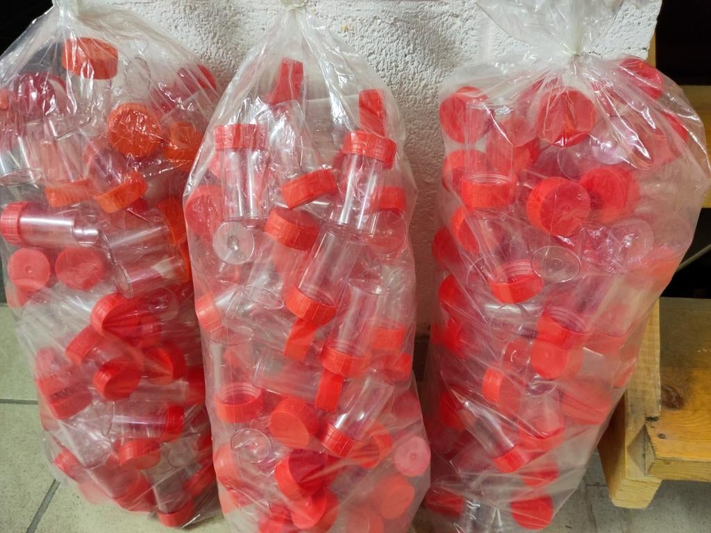 300 doorzichtige plastiek schroefpotjes 7 cm met rood deksel, Doe-het-zelf en Bouw, Kratten en Dozen, Overige typen, Minder dan 50 cm