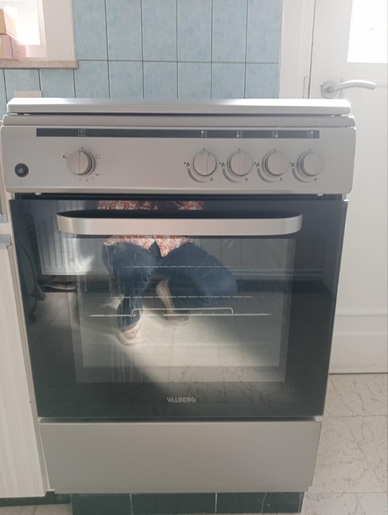 Cuisinière à gaz avec éclairage électrique., Enlèvement