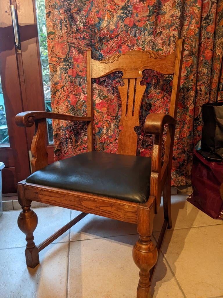 Brede houten stoel met armleuningen, Ophalen