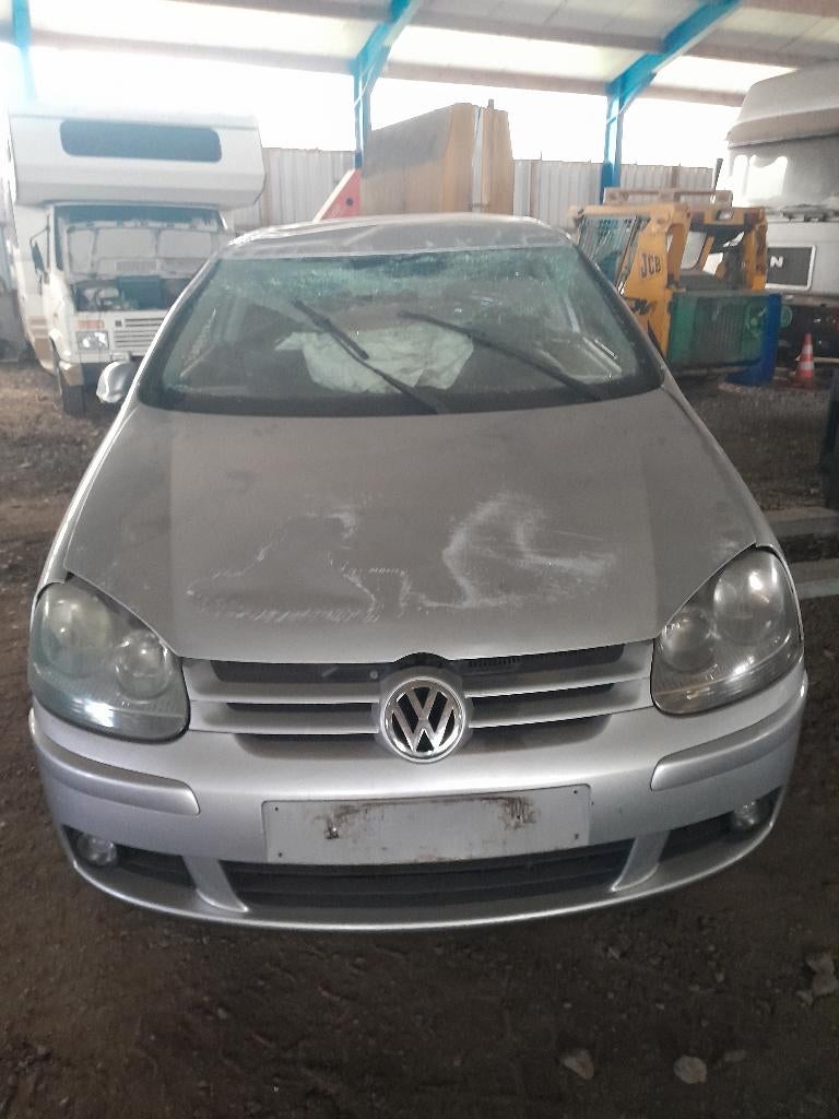 Golf 5. Véhicule accidents . Pour Pieces, Autos : Divers, Autos divers Autre, Enlèvement