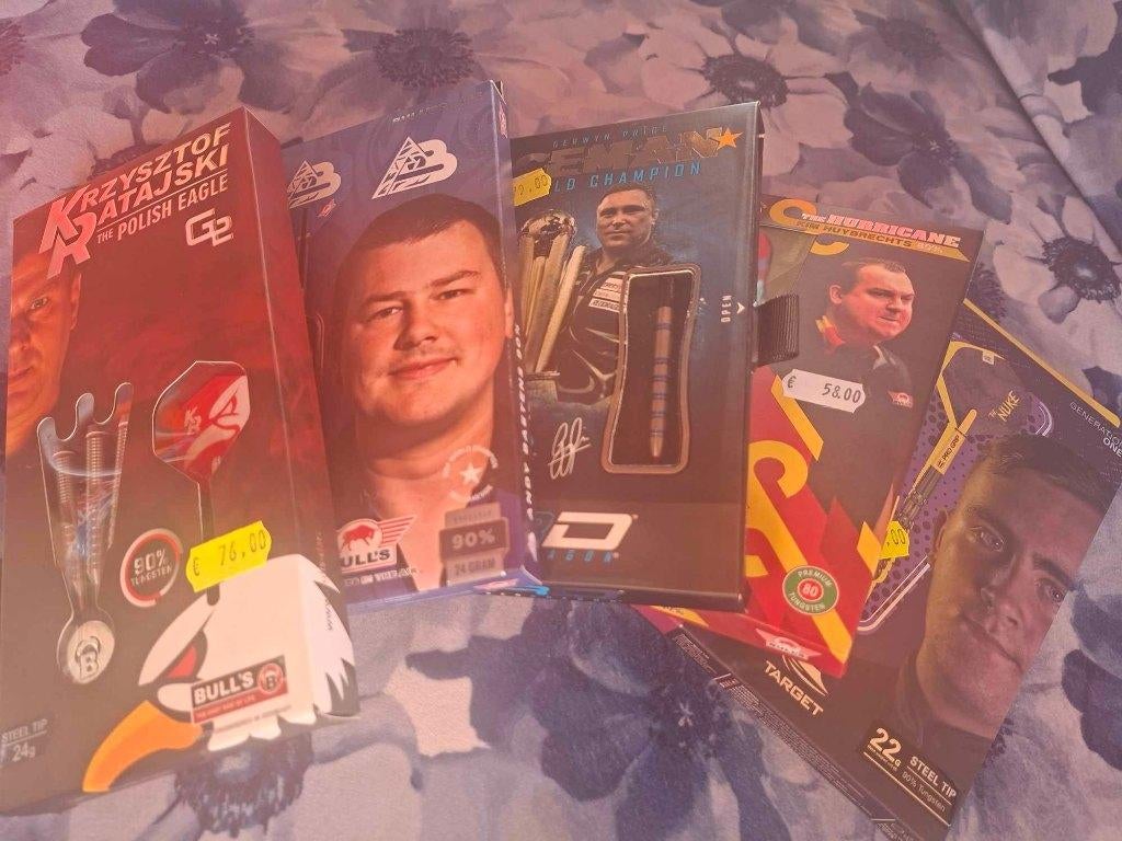 Veel sets van bekende spelers.., Sport en Fitness, Darts, Ophalen, Nieuw, Pijlen