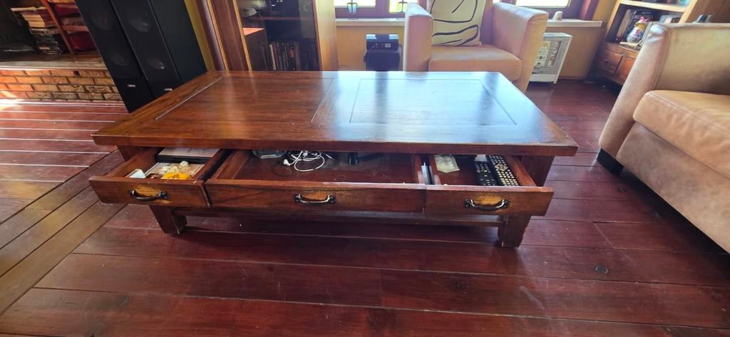 Salontafel met drie schuiven, Enlèvement