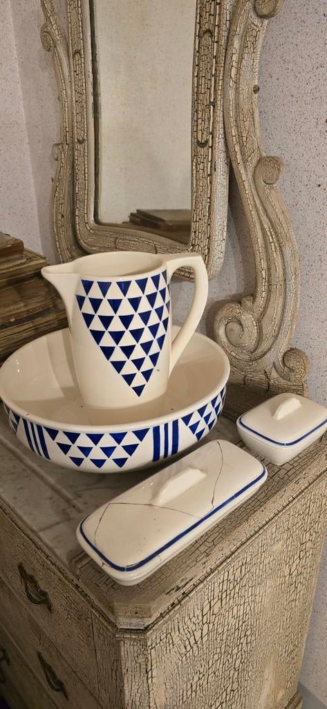 Oude waskom met kan en opbergbakjes, Ophalen