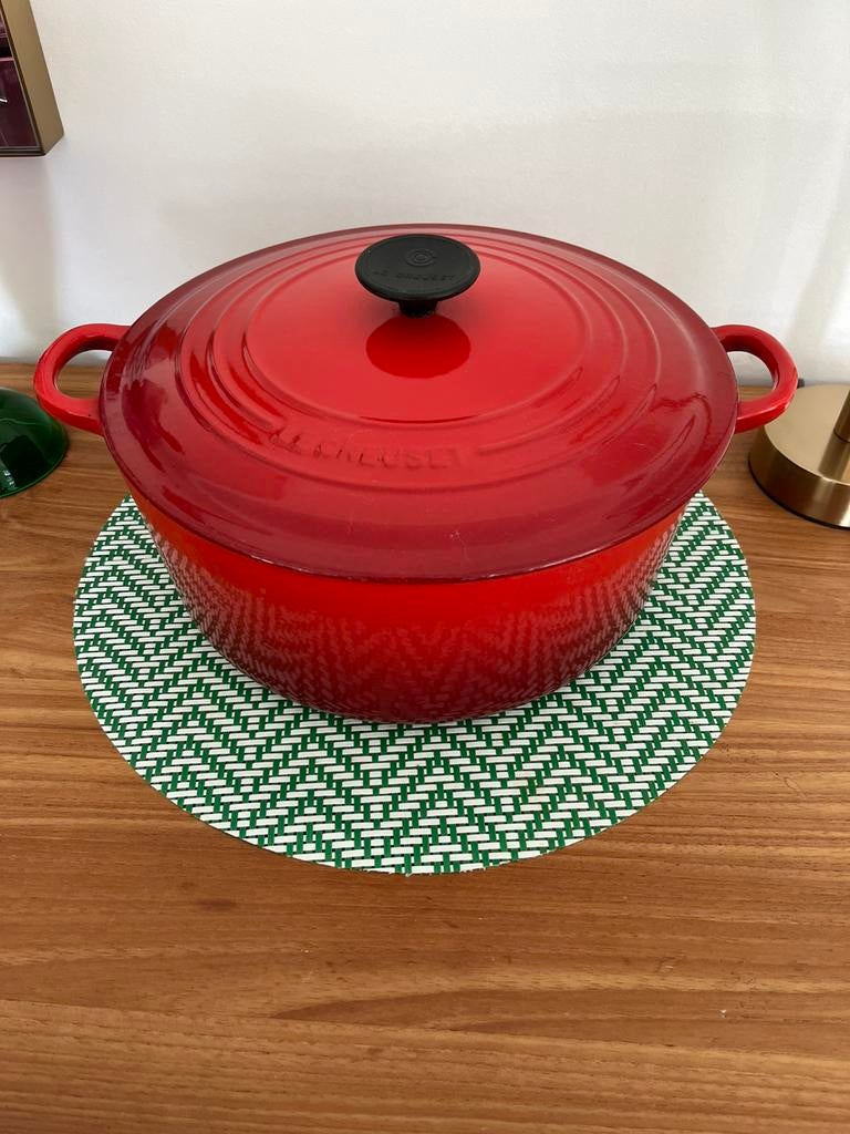 LE CREUSET cocotte ronde en fonte émaillée, Maison & Meubles, Cuisine | Casseroles & Poêles, Enlèvement ou Envoi, Comme neuf, Fonte