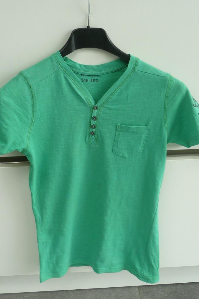 Groen T-shirt met V-hals (K419), Kinderen en Baby's, Kinderkleding | Maat 146, Fundamentals, Ophalen of Verzenden, Zo goed als nieuw