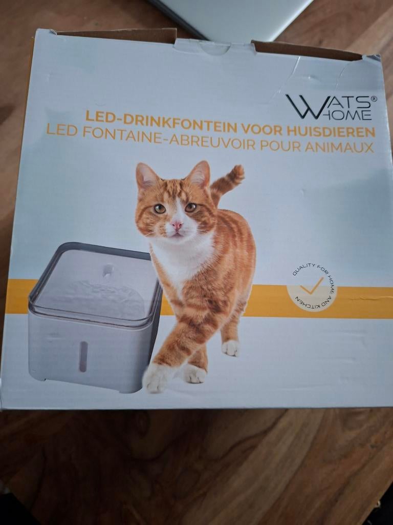Led drinkfontein nieuw, Animaux & Accessoires, Nourriture & Abreuvoirs pour chats, Enlèvement