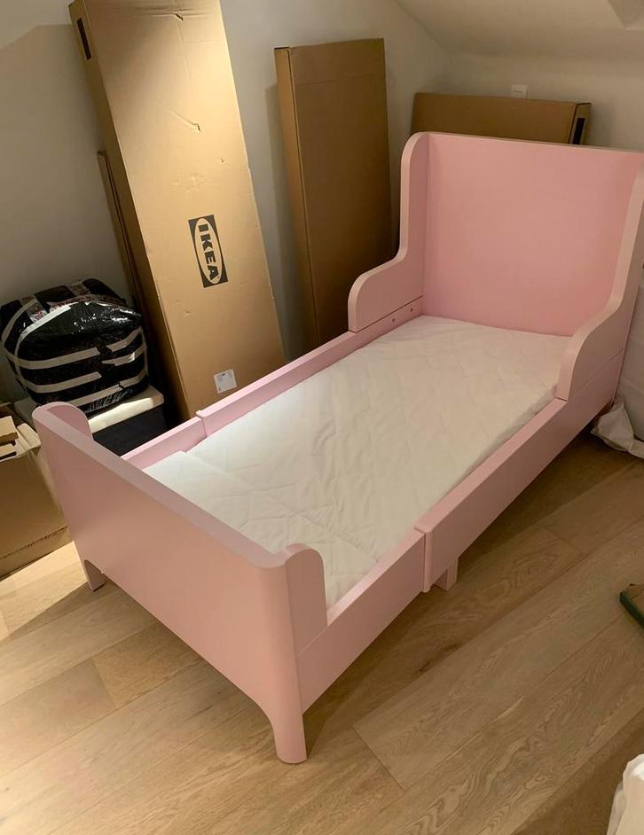 Ikea Busunge roze uitschuifbaar bed (inclusief matras), Kinderen en Baby's, Kinderkamer | Bedden, Zo goed als nieuw, Matras, Ophalen