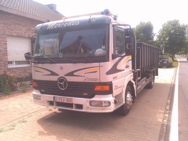 Benne Mercedes Benz Atego avec grue, Autos, Camions, Particulier, Mercedes-Benz, Diesel, 2 portes, Boîte manuelle, Blanc, Noir