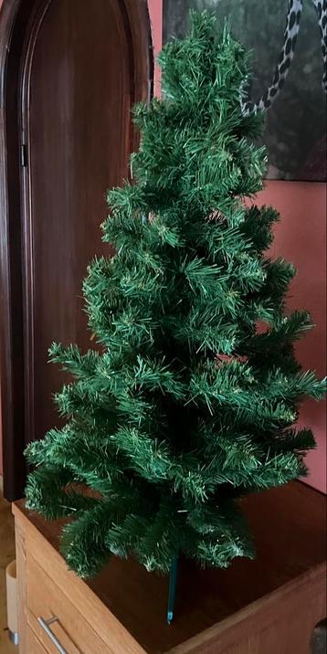 Kerstboom plastiek + watte om rond de voet te plaatsen 