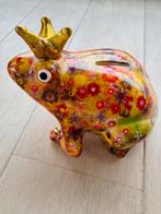 Pomme Pidou - Spaarpot - Kikker Max met Bloemen (Keramiek), Verzamelen, Ophalen of Verzenden, Gebruikt, Steen, Aardewerk of Keramiek