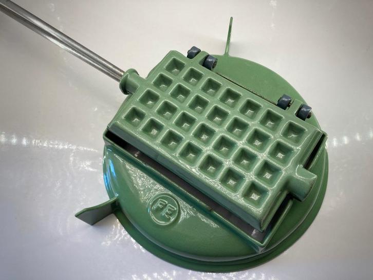 Gaufrier ancien en fonte émaillée, Collections, Machines | Autre, Comme neuf, Enlèvement ou Envoi