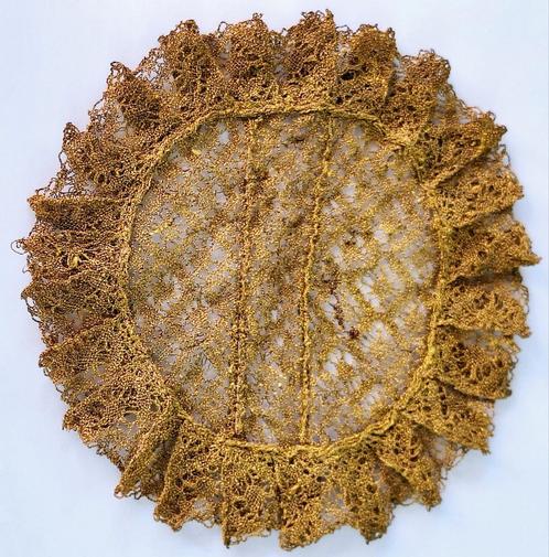 Religieus gouddraad kelkkleedje diameter 20 cm, Antiek en Kunst, Antiek | Religieuze voorwerpen, Ophalen of Verzenden