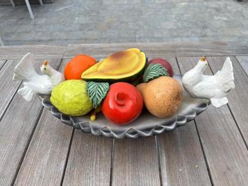 Fruitschaal met duiven in porcelein beschikbaar voor biedingen