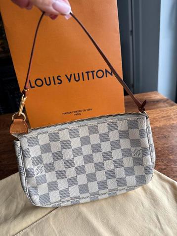 Pochette Accessoires Louis Vuitton Damier Azur beschikbaar voor biedingen