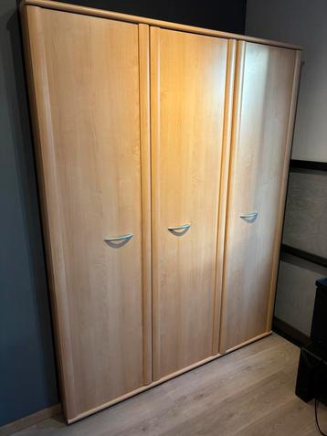 Volledige slaapkamer beschikbaar voor biedingen