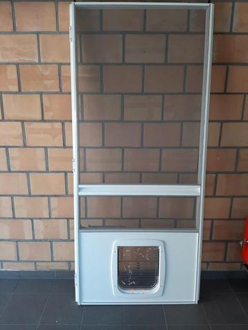 VLIEGENDEUR MET OF ZONDER KATTEN-  EN HONDENLUIK . (NIEUW) beschikbaar voor biedingen