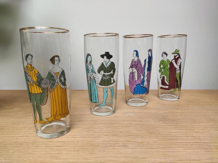 Set van 4 vintage limonade-of bierglazen Franse klederdracht, Verzamelen, Glas en Drinkglazen, Zo goed als nieuw, Ophalen of Verzenden