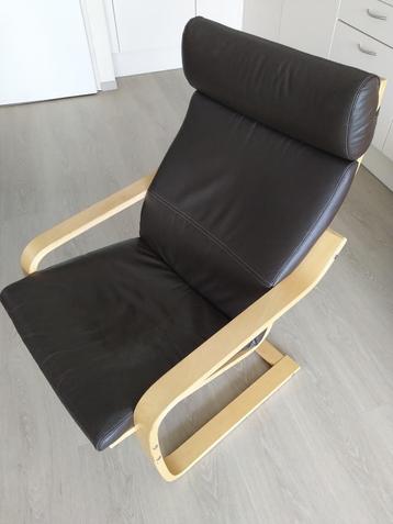 Comfortabele houten IKEA zetel met donkerbruine zitkussens
