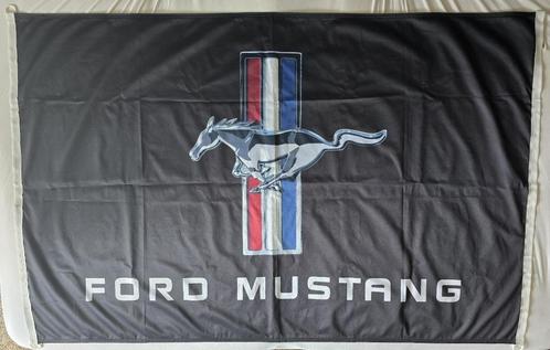 Vlag Ford Mustang 100 x 150 - NIEUW, Diversen, Vlaggen en Wimpels, Nieuw, Ophalen of Verzenden