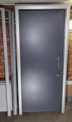 De buitendeur met kozijn, platbands in ALU, rvs greep, Doe-het-zelf en Bouw, 80 tot 100 cm, Ophalen of Verzenden, Metaal, 200 tot 215 cm