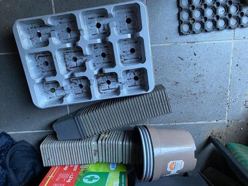 Gratis bloempotjes met bijhorende trays, Tuin en Terras, Kweekspullen, Gebruikt, Ophalen of Verzenden