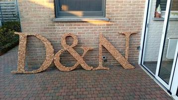 Grote letters met kurk beschikbaar voor biedingen