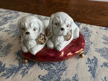 Porseleinen beeldje hondjes op kussen beschikbaar voor biedingen