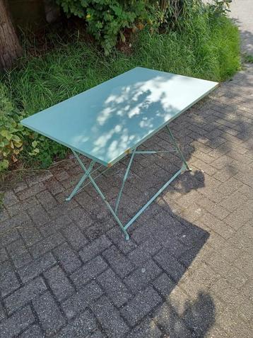Tafels, stoelen en ander horecamateriaal beschikbaar voor biedingen