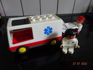 duplo, ziekenwagen met ambulancier en verpleegster*VINTAGE* 