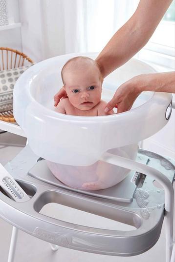 Babybassin met zijn steun  beschikbaar voor biedingen