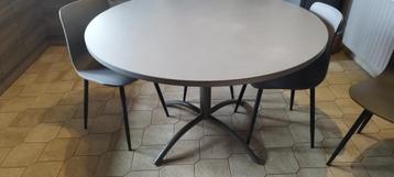 table de cuisine et 4 chaises beschikbaar voor biedingen