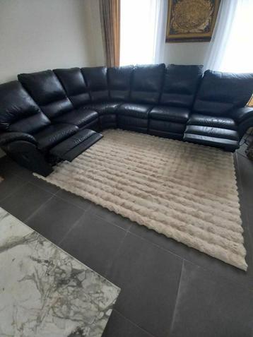 Te koop mooie ledere hoekzetel met 2 relaxen  beschikbaar voor biedingen