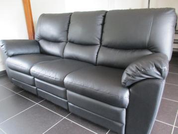 Salon met tafel en TV kast beschikbaar voor biedingen