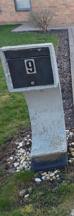 Betonnen brievenbus, Enlèvement