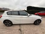 BMW 1 SERIE ✅116iA AUTOMAAT CARPLAY GARANTIE SPORTLINE 2015, Auto's, Wit, 5 deurs, Lichtsensor, Velours