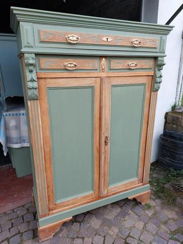 Prachtige massieve meidenkast.  beschikbaar voor biedingen
