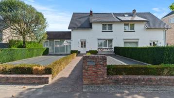Instapklare woning met uitzonderlijk grote tuin met vijver beschikbaar voor biedingen